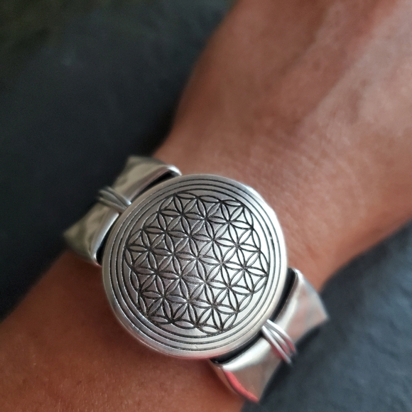 Flower of life silver and leather handmade bracelet - Picture 4 of 5